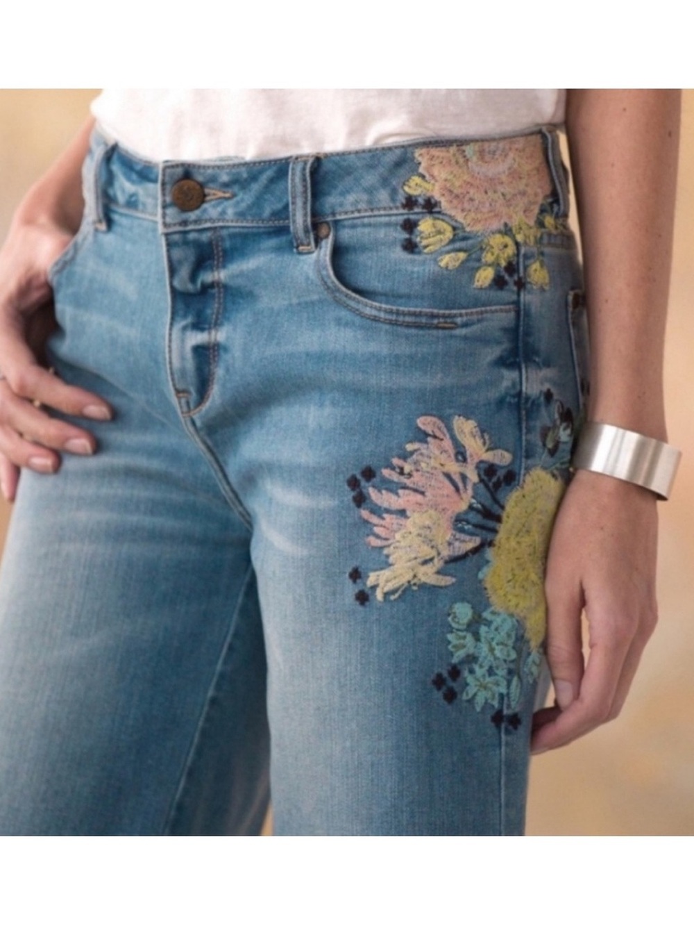 RARE Sundance Magnolia Fit Floral Embroidered Denim Bermuda Shorts, sz 27”